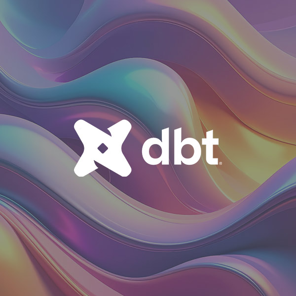 dbt Logo in weiß auf einem Hintergrund