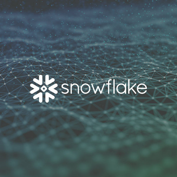 snowflake Logo in weiß auf einem Hintergrund