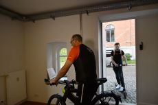 Ein Fahrrad wird im Innenraum abgestellt