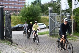 Mehrere Personen fahren auf dem Fahrrad auf eine Auffahrt