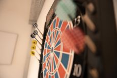 Nahaufnahme einer Dartscheibe mit Pfeilen