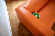 Ein Ball in der Ecke eines Sofas