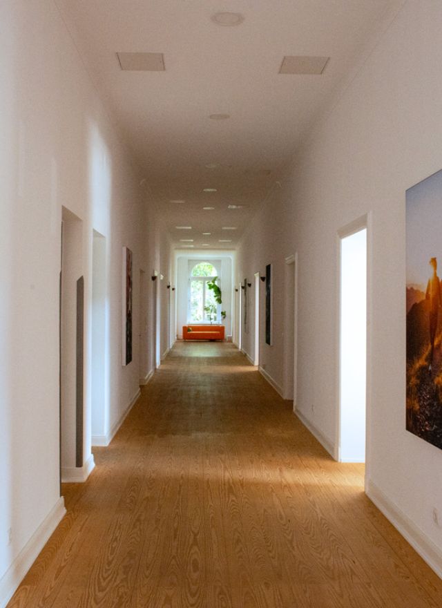 Blick in einen langen Flur