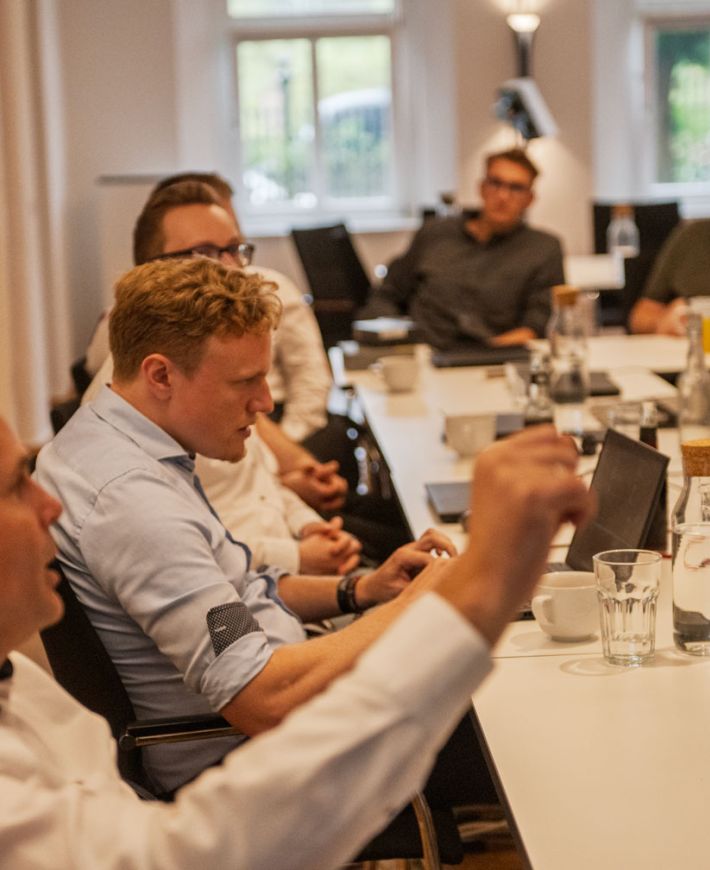 Mehrere Personen an einem großen Konferenztisch