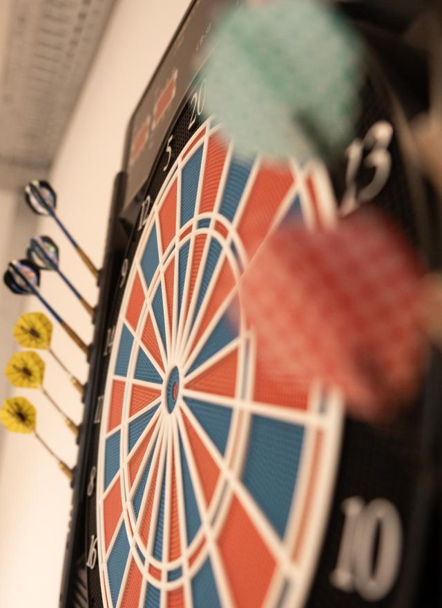 Nahaufnahme einer Dartscheibe mit Pfeilen