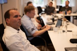 Mehrere Personen sitzen an einem Konferenztisch