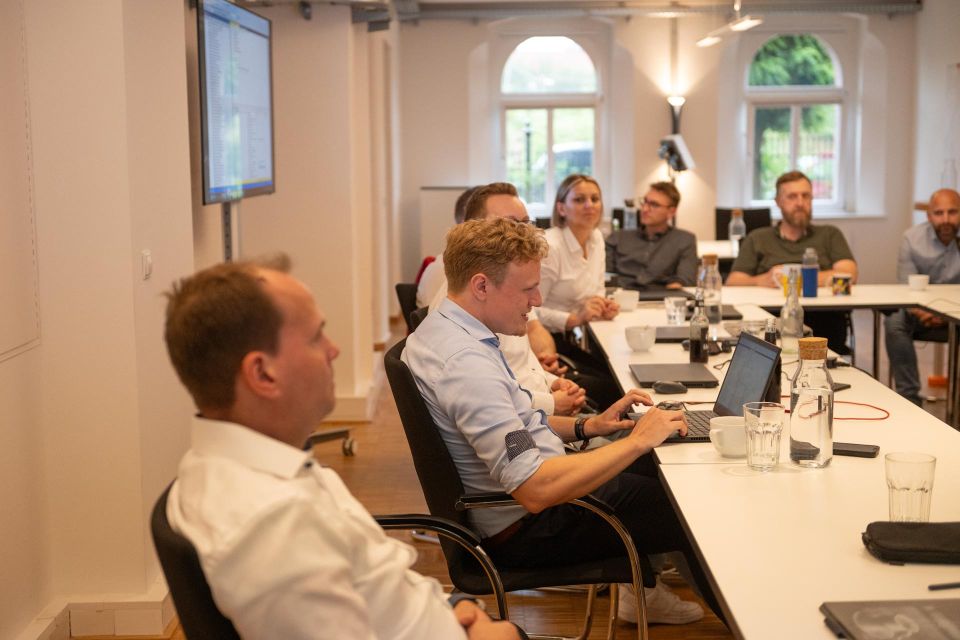 Mehrere Personen an einem Konferenztisch