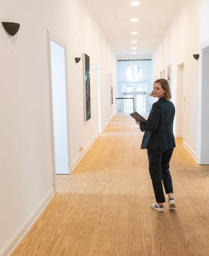Eine junge Frau in einem langen Flur