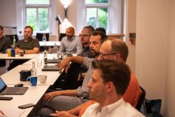 Mehrere Personen an einem Konferenztisch